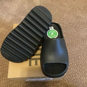 Brand new Yeezy slide Kids size 2 color onyx